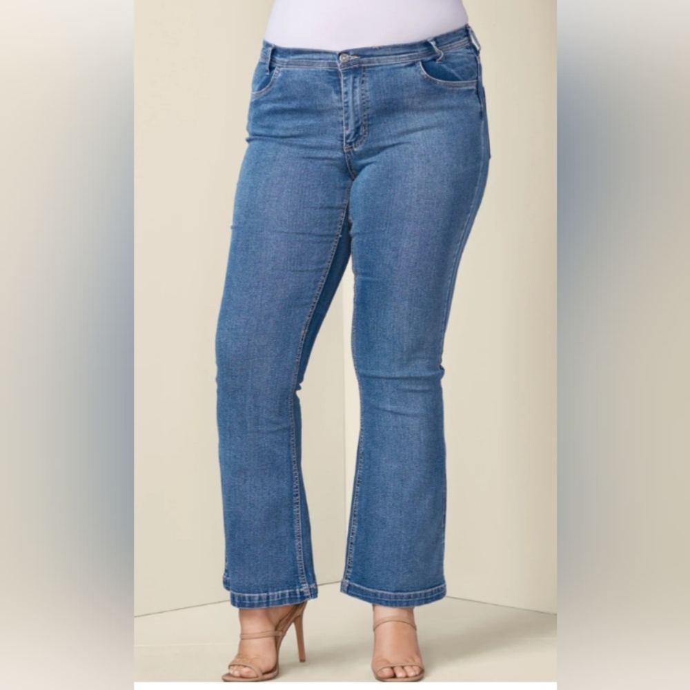 VENUS Halle BootCut Jeans 22 Short BNWOT